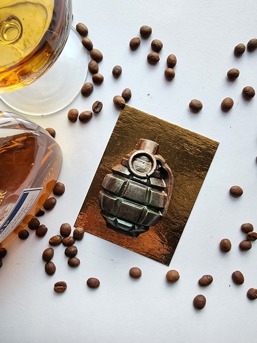 Фигурка шоколадная "Граната"